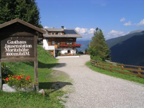 Haus mit Zufahrt und Schild