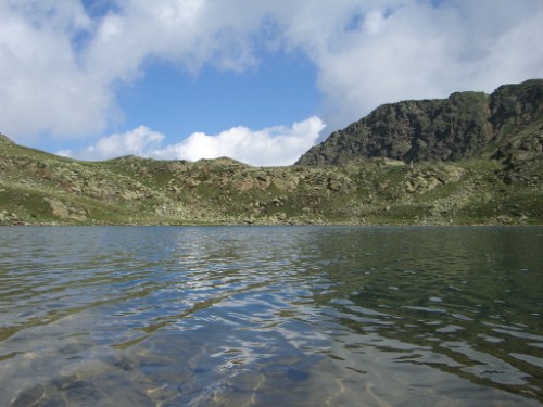 Bergsee mit Wolkenspiel