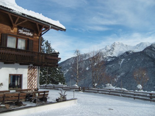 Haus mit verschneiten Bergen
