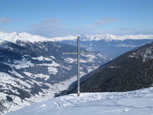 Aussicht von verschneitem Gipfel