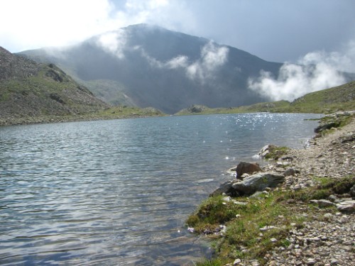 Bergsee mit Morgennebel